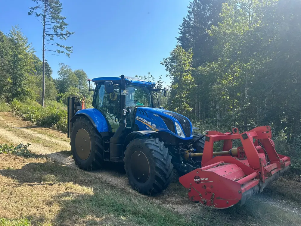 Traktor mit Mulchgerät im Gelände